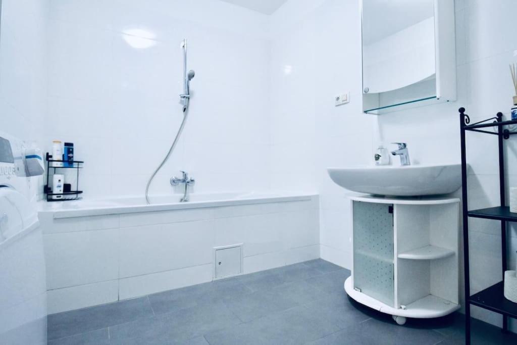 Comfy 4br With Terrace In Great Location Apartment