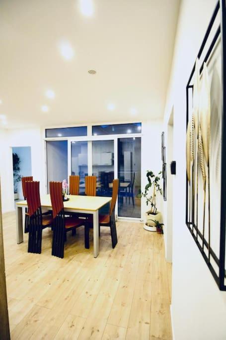 Comfy 4br With Terrace In Great Location