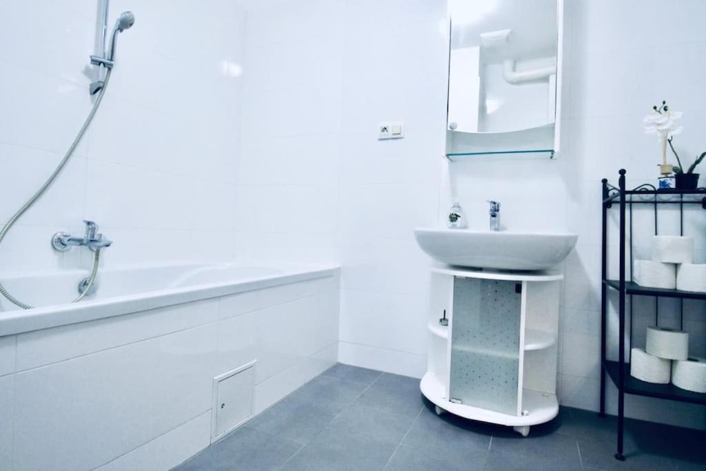 Comfy 4br With Terrace In Great Location *